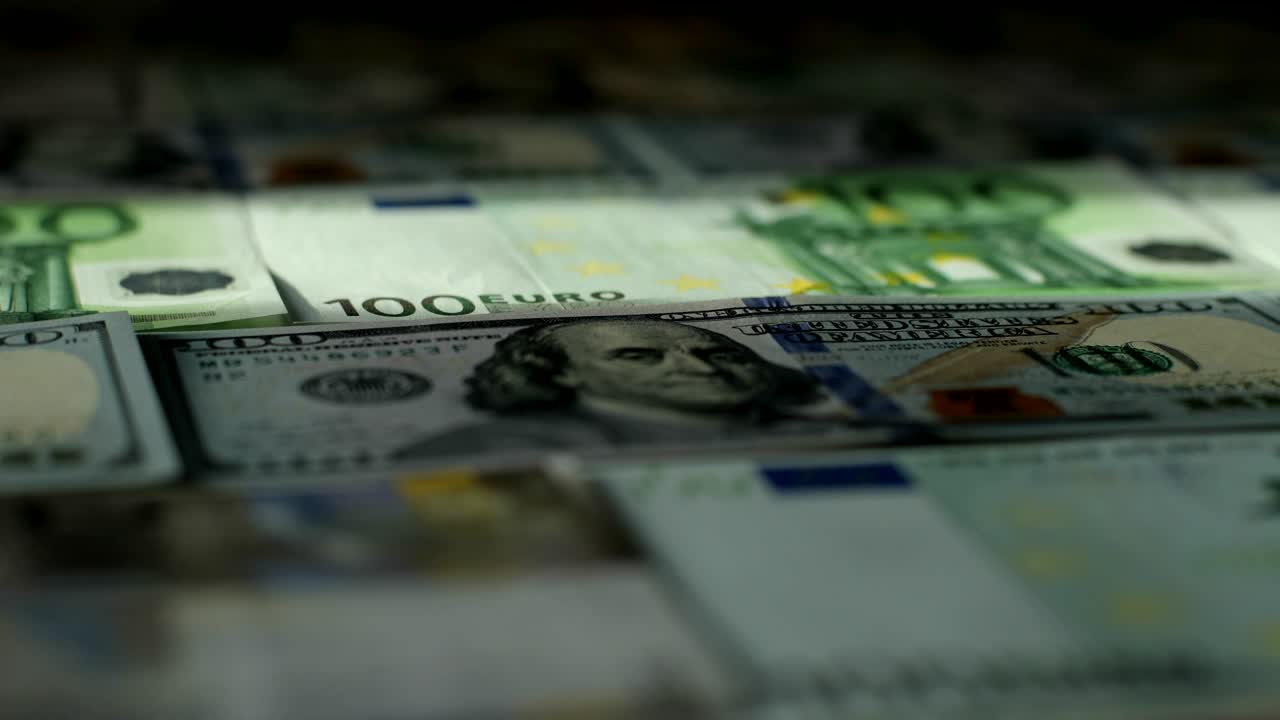 euro, dólar estadounidense, papel moneda internacional. moneda de la palabra principal dólares estadounidenses y billetes de banco de euro concepto rotativo antecedentes comerciales, bucle listo