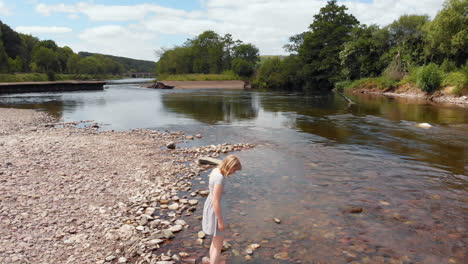 une jeune femme debout près d'une rivière 4k