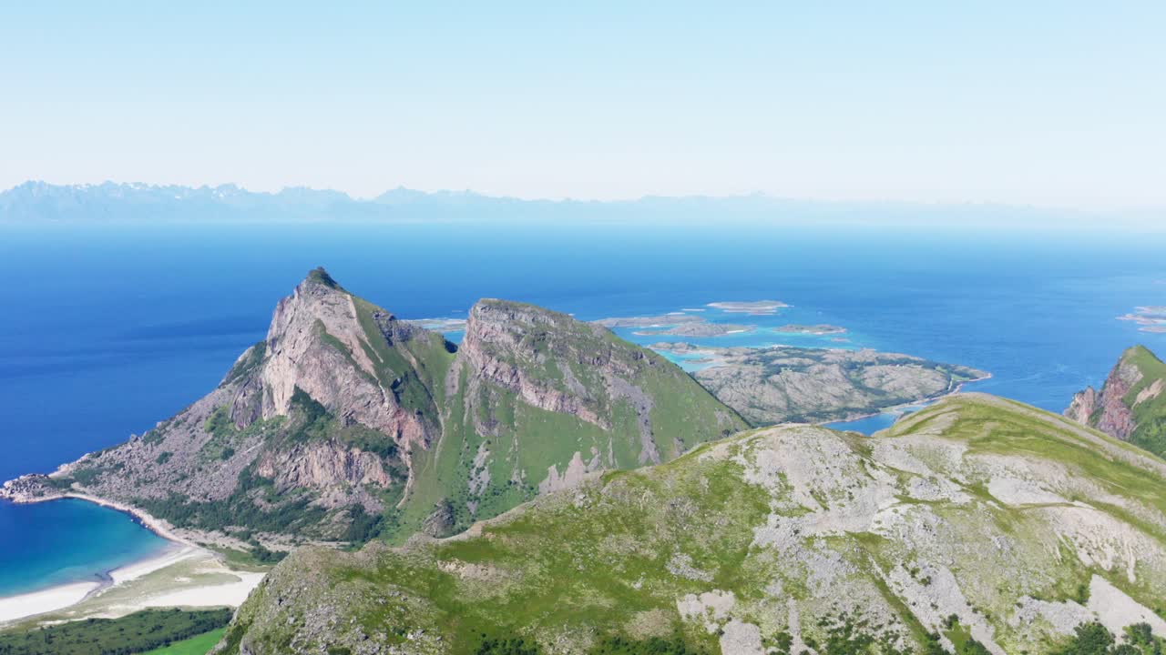 steigen, 노르웨이의 bosanden 해변 근처의 vestfjord 해안에있는 록키 산맥