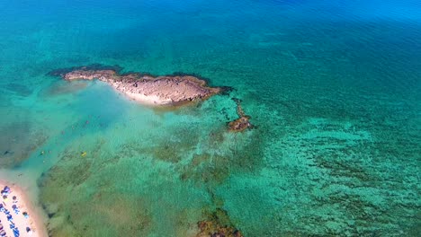 Ayia-Napa-Ayia-Thekla-Iglesia-Soleada-De-Chipre-En-La-Playa-Con-Agua-De-Mar-Turquesa-Cristalina