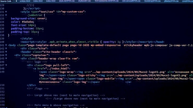 Utvikler blar gjennom HTML-kode på dataskjermen. Sett forfra. HTML-nettsidekode som ruller, programmering, abstrakt teknologibakgrunn for programvareutvikler, konsept for dataskript. Scene A