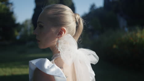 retrato de la novia en un jardín