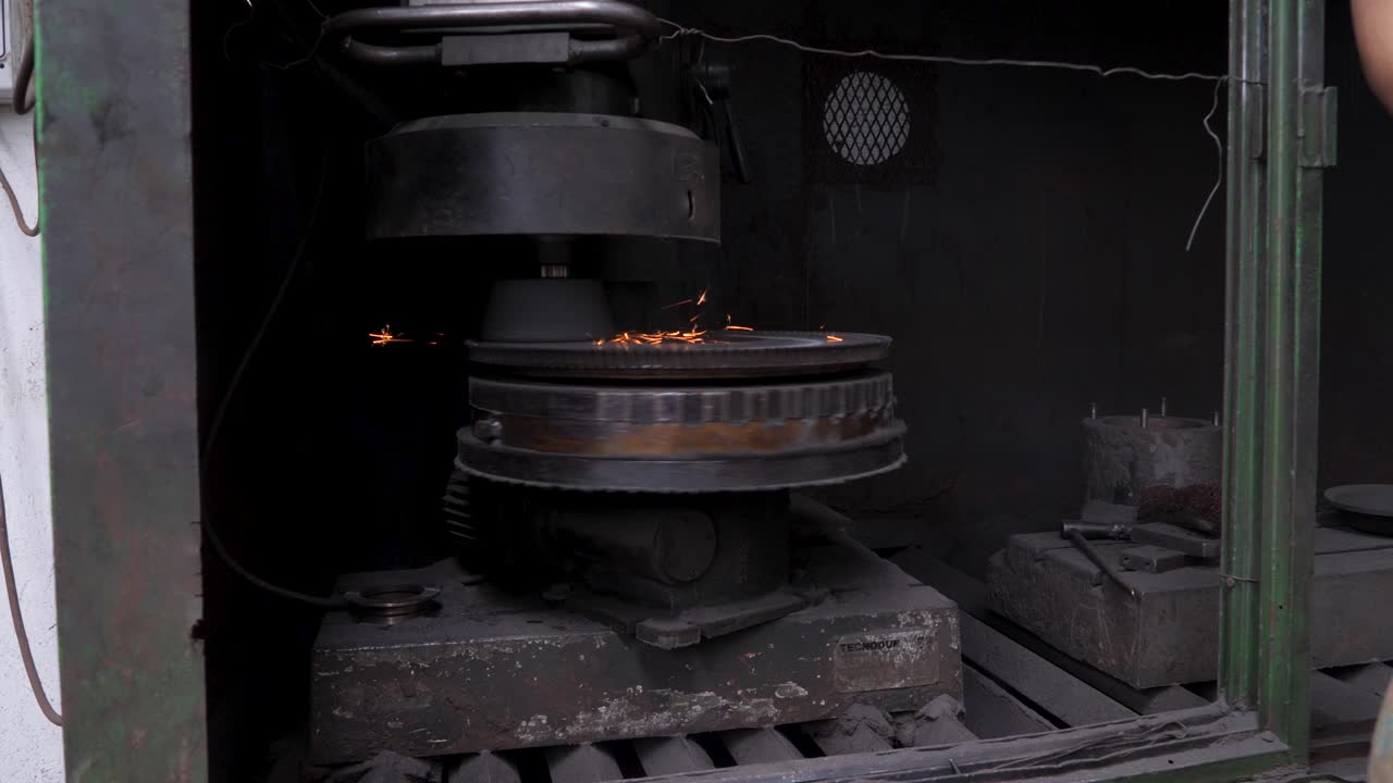 손상된 금속층을 제거하여 트럭 플라이휠 4k 슬로우모션을 위한 매끄러운 표면을 만드는 재포장 프로세스를 위해 멕시코 작업장에서 재포장 플라이휠 및 클러치 플레이트를 수행하는 멕시코 정비공