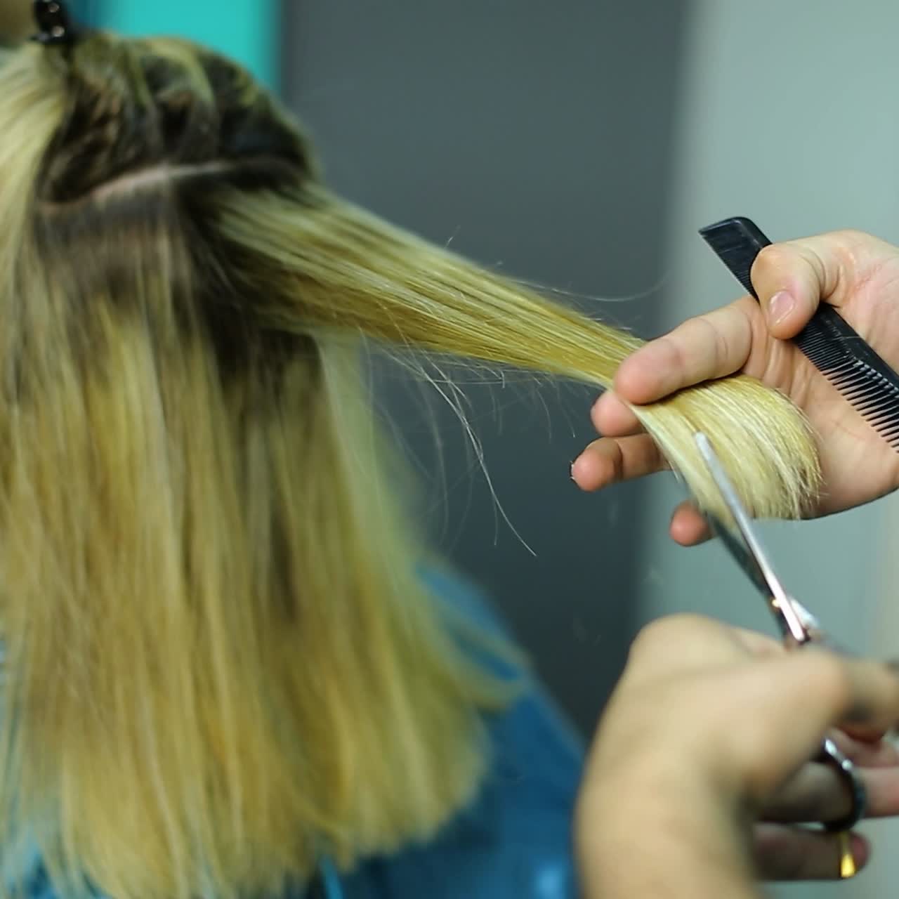 el estilista se muere el cabello.