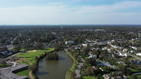 Una-Vista-De-ángulo-Alto-Sobre-Un-Largo-Estanque-Verde-En-Un-Vecindario-Suburbano-En-Long-Island,-Nueva-York