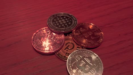 monete bitcoin e polkadot in colore rosso che rappresentano il mercato ribassista su blockchain web 3, pagamenti digitali, riflessi di luce, macro shot rotolante in primo piano, galizia, spagna