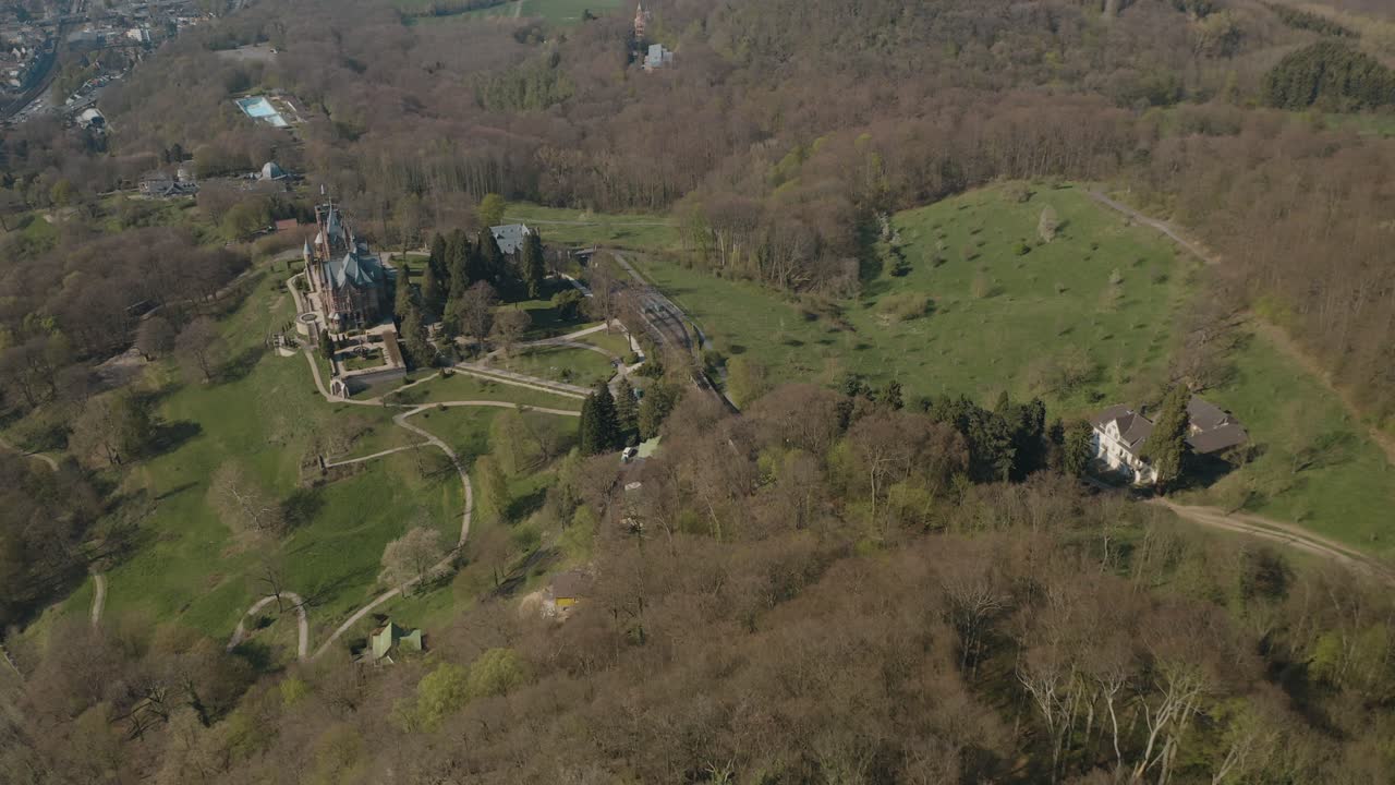 드론 - 드라첸부르크 성 및 본 근처의 라인 지벤게비르게 강이 있는 드라첸펠스의 공중 촬영 - 쾨니그스빈터