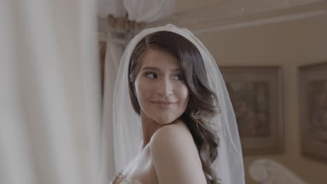 Ehrliche-Aufnahme-Einer-Glücklichen-Braut,-Die-Lächelt-Und-über-Ihre-Schulter-Schaut