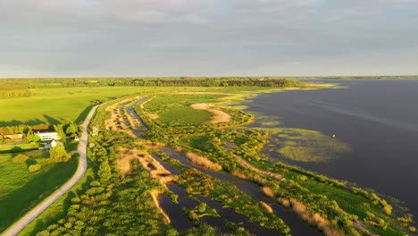 Majestätische-Helle-Seeküste-In-Lettland,-Luftfliegenansicht-Nach-Vorne