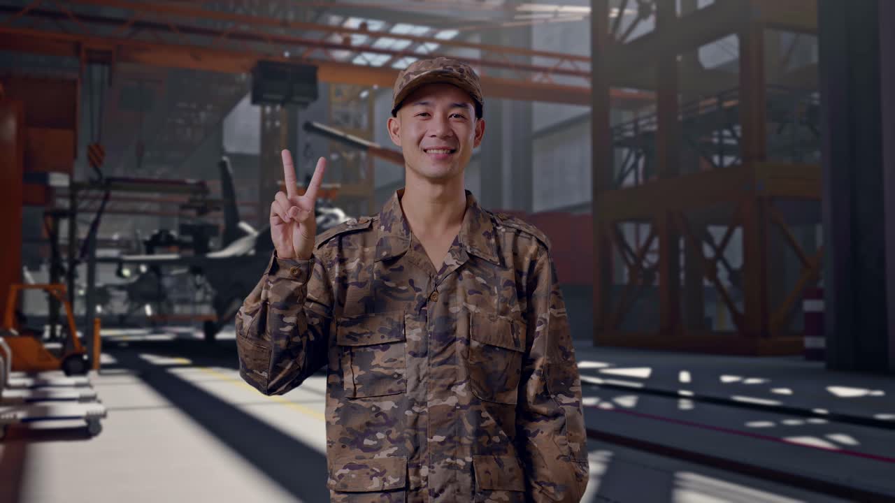 迷彩服を着てピースサインをする笑顔の兵士