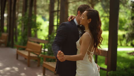 Pareja-Teniendo-Su-Primer-Baile