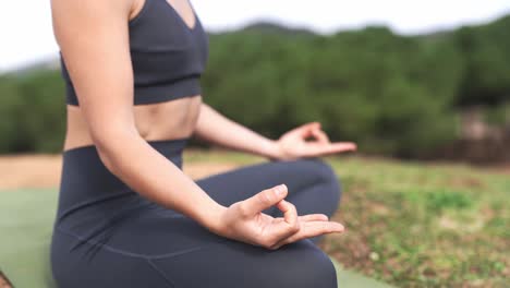 Paz-Meditando-Con-Las-Manos-Cerradas-Conectándose-Con-Dios