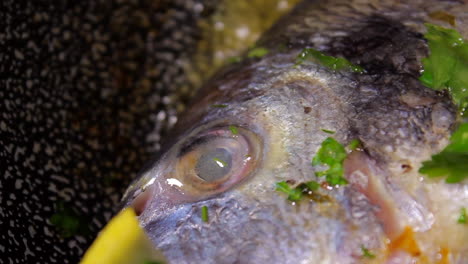 cocinar dorada en limón, aceite y perejil