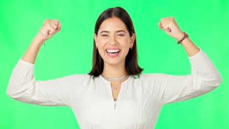 fuerte, pantalla verde y feliz mujer aislada