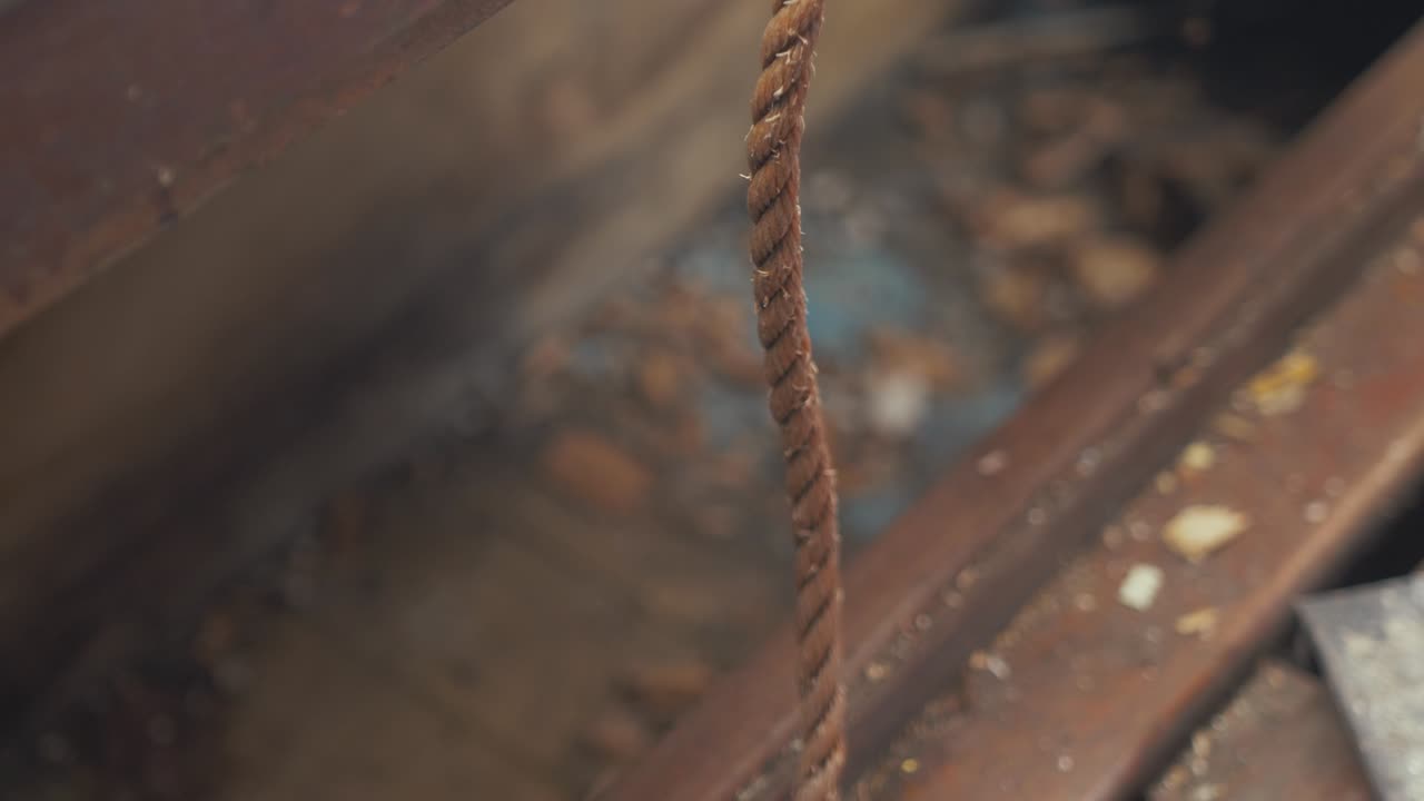 el hombre recoge madera de desecho, se centra en la cuerda