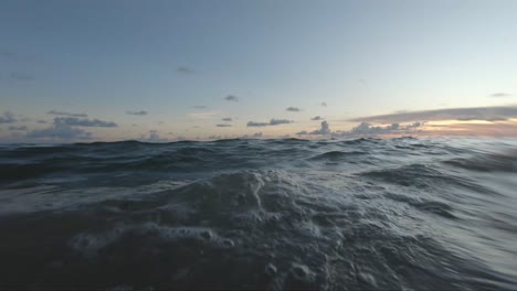 Flotando-En-Una-Playa-Tranquila-Al-Atardecer-En-Verano---Cámara-Gopro-Con-Vista-En-Primera-Persona