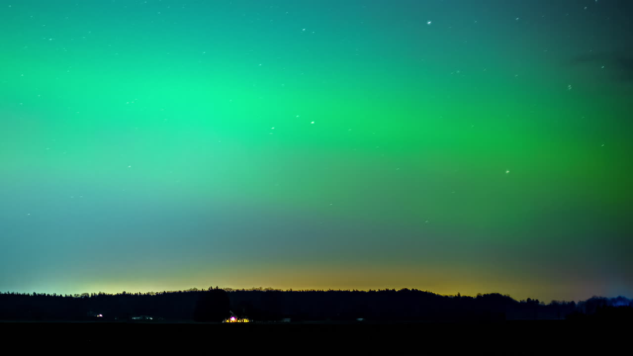 aurora boreal verde en el cielo nocturno, vista en lapso de tiempo