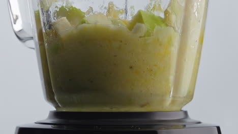 mezcla de frutas sabrosas girando dentro de la licuadora de cerca. ingredientes mezclando.