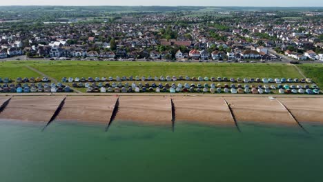 Eine-Idyllische-Dolly-Forward-Luftüberführung-Von-Tankerton-Beach,-Die-In-Richtung-Stadt-Fliegt