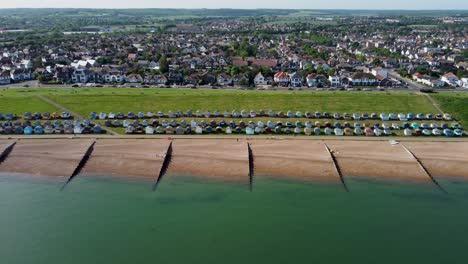 un idílico sobrevuelo aéreo de la playa de tankerton, volando hacia la ciudad