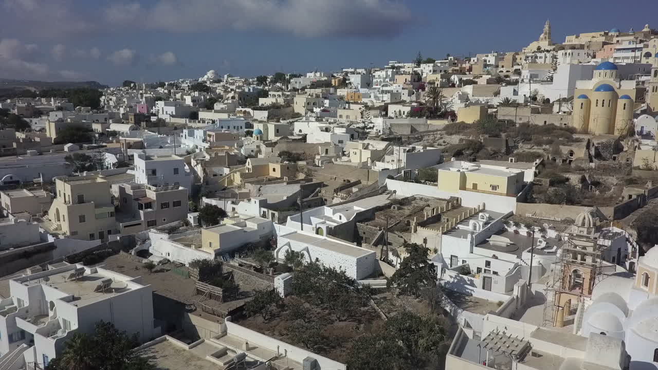 antena: arquitectura de ladera mediterránea en la isla de santorini