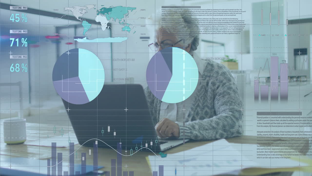 animación del procesamiento de datos financieros sobre una mujer afroamericana mayor que usa una computadora portátil