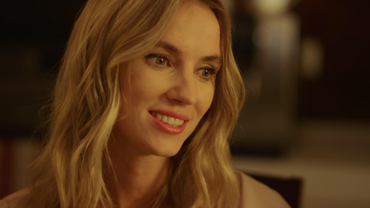 손에 유리를 들고 토스트를 만드는 여자. 가족과 함께 유리를 클릭하는 여자