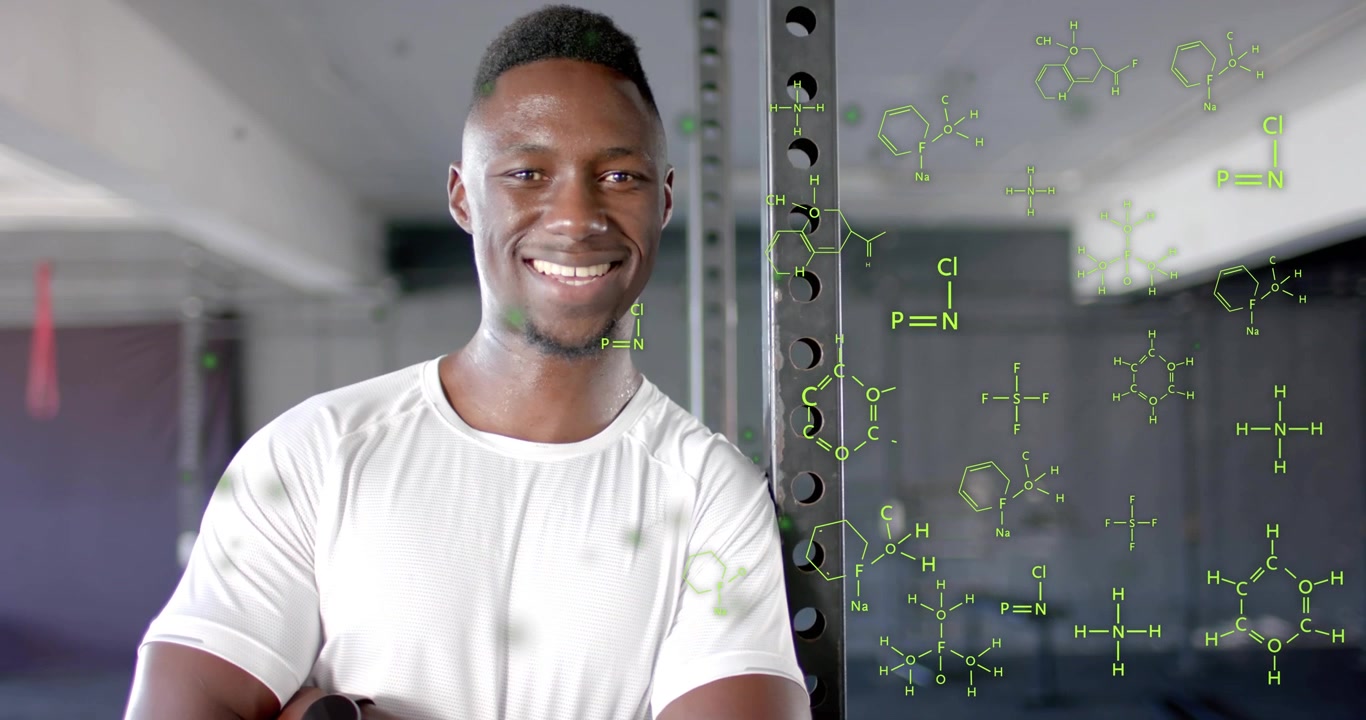 Uomo atletico appoggiato a una power rack in palestra che ride mentre formule verde neon appaiono e si moltiplicano