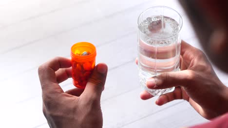 persona que toma pastillas con agua