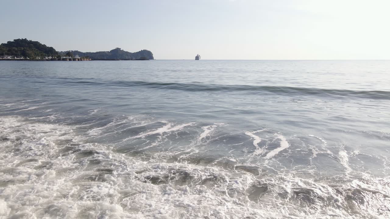 코스타리카 다마스 섬의 텅 빈 케포스 해변에서 긴 파도가 해변에 부딪치고 있다