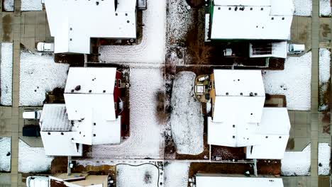 Después-De-Una-Nevada-De-Finales-De-Marzo,-Los-Tejados-De-Este-Barrio-Suburbano-Están-Ligeramente-Cubiertos-Por-Una-Capa-De-Nieve