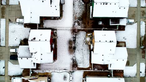 después de una nevada de finales de marzo, los tejados de este barrio suburbano están ligeramente cubiertos por una capa de nieve