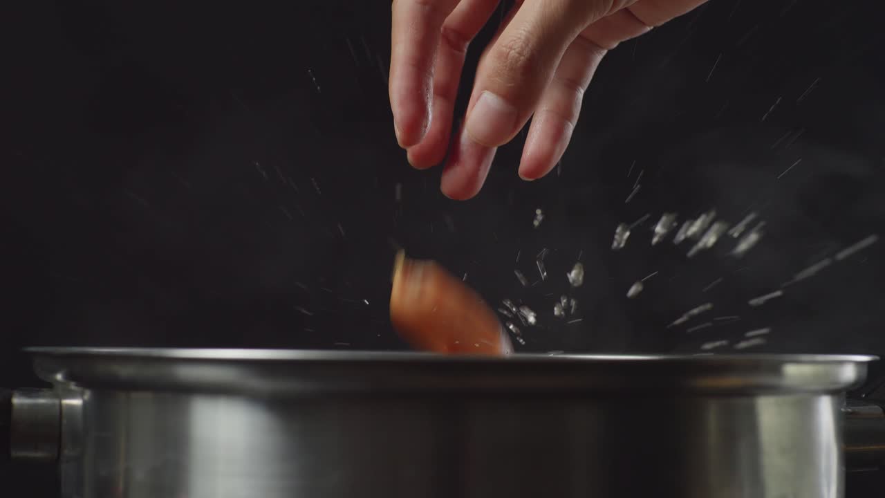 cocinar salchichas en una olla