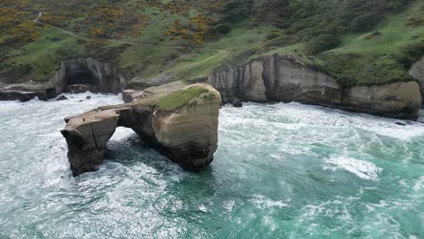 la roca en forma de puente rodeada por el mar