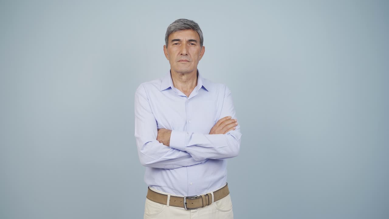 ⁇ 은이가 둔한 표정으로 카메라를 쳐다보고 있다.