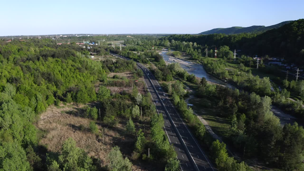 vista aérea de los vehículos que circulan por la carretera en el valle de prahova cerca de campina, rumania