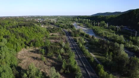 Vista-Aérea-De-Los-Vehículos-Que-Circulan-Por-La-Carretera-En-El-Valle-De-Prahova-Cerca-De-Campina,-Rumania