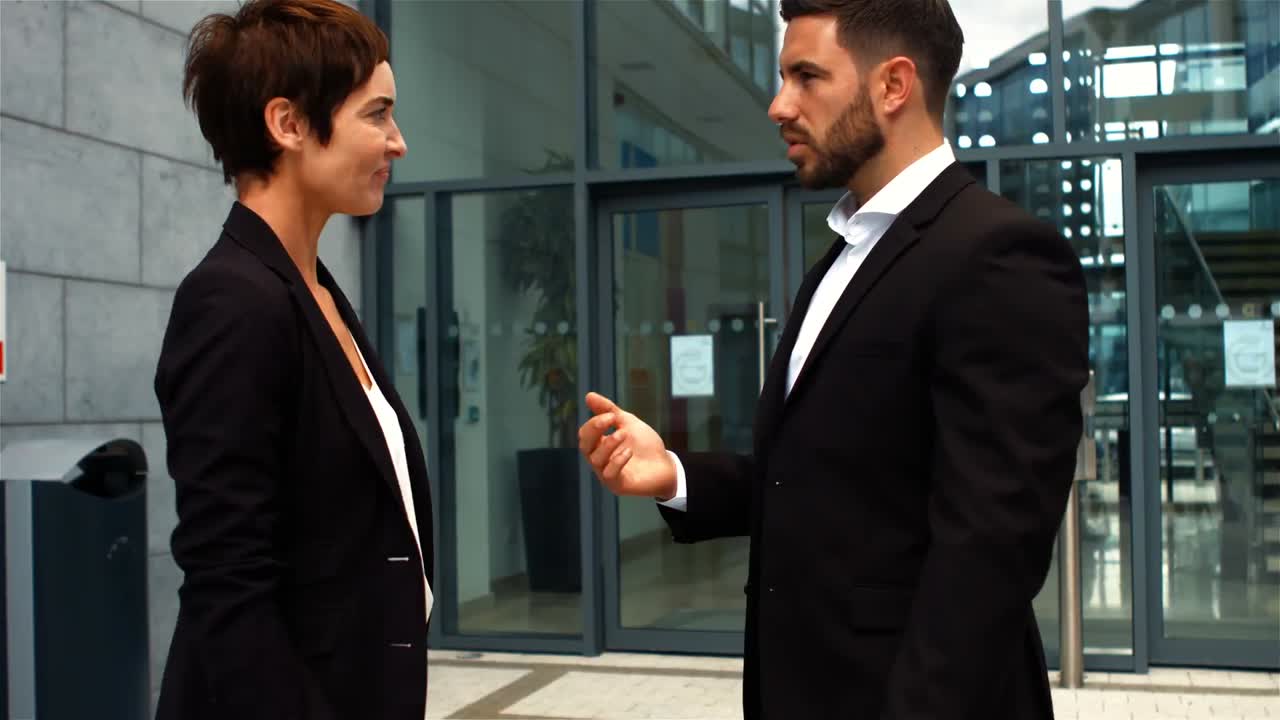 Professionisti che si stringono la mano