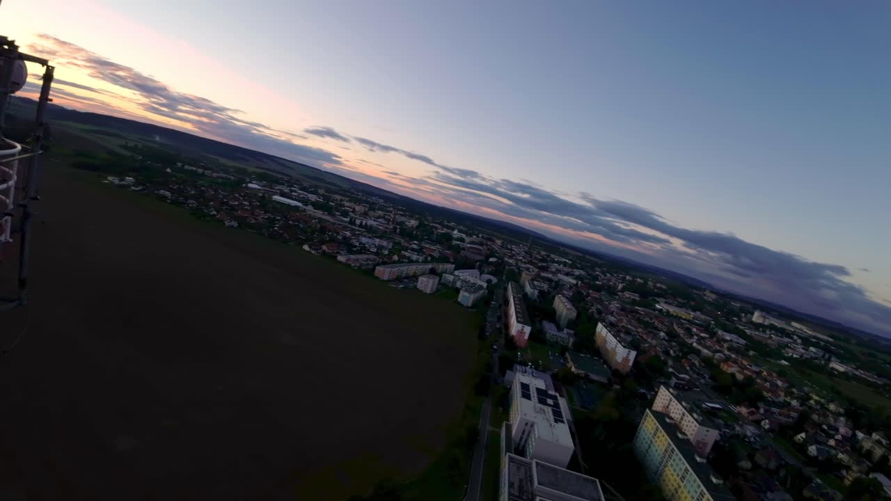 난방 시설에 의해 에너지가 공급되는 도시 주거 지역의 높은 굴뚝에서 볼 수 있습니다.