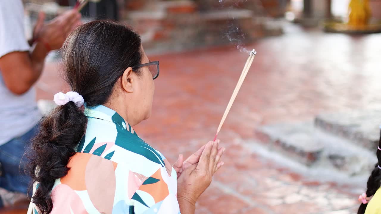 기도 중 에 향기 를 들고 있는 여자