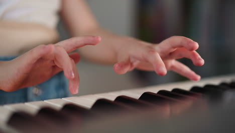 chica con lesión en la médula espinal toca el piano de pie en la habitación