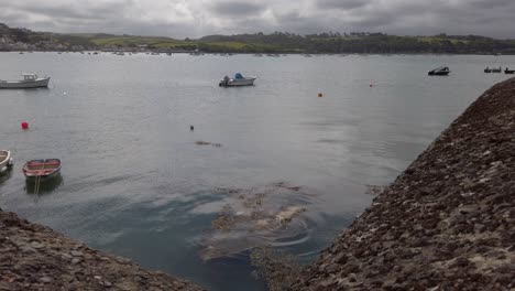 un barco hundido en el puerto, día nublado, tiro ancho