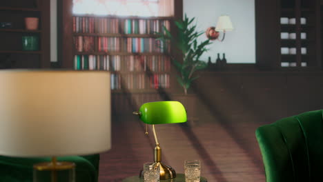 elegante biblioteca vintage con sillones verdes y decoración clásica