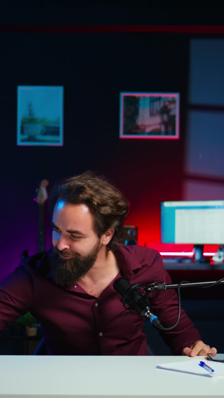 Video verticale: creatore di contenuti energico che salta sulla sedia, divertendosi mentre filma un vlog