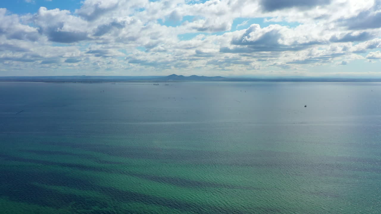 공중 유 양스 산맥, 코리오 만 위의 호주, 받침대 아래
