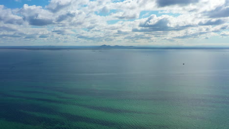 Aerial-You-Yangs-Mountain-Range,-Australien-über-Corio-Bay,-Podest-Nach-Unten