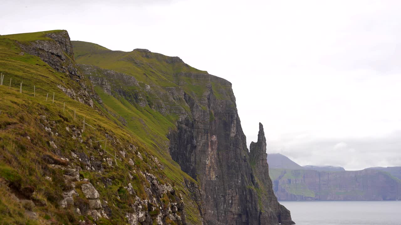 pilar de roca trollkonufingur en la costa de vagar en las islas feroe