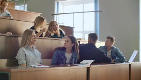 Eine-Große-Gruppe-Von-Studenten-Kommuniziert-Während-Der-Pause-Im-Klassenzimmer-Miteinander.-Moderne-College-Studenten-Kommunizieren.