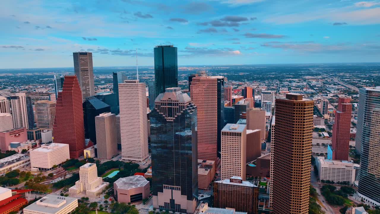 Houston, USA, 24. listopadu 2025: Letecký pohled na panorama Houstonu s věžemi a městským parkem. Mrakodrapy v centru města s výhledem na zelený park a náměstí během pozdního odpoledního světla zlaté hodiny.