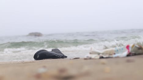 Umweltkatastrophe,-Sandstrand-Mit-Plastiktüten-Und-Kleidung